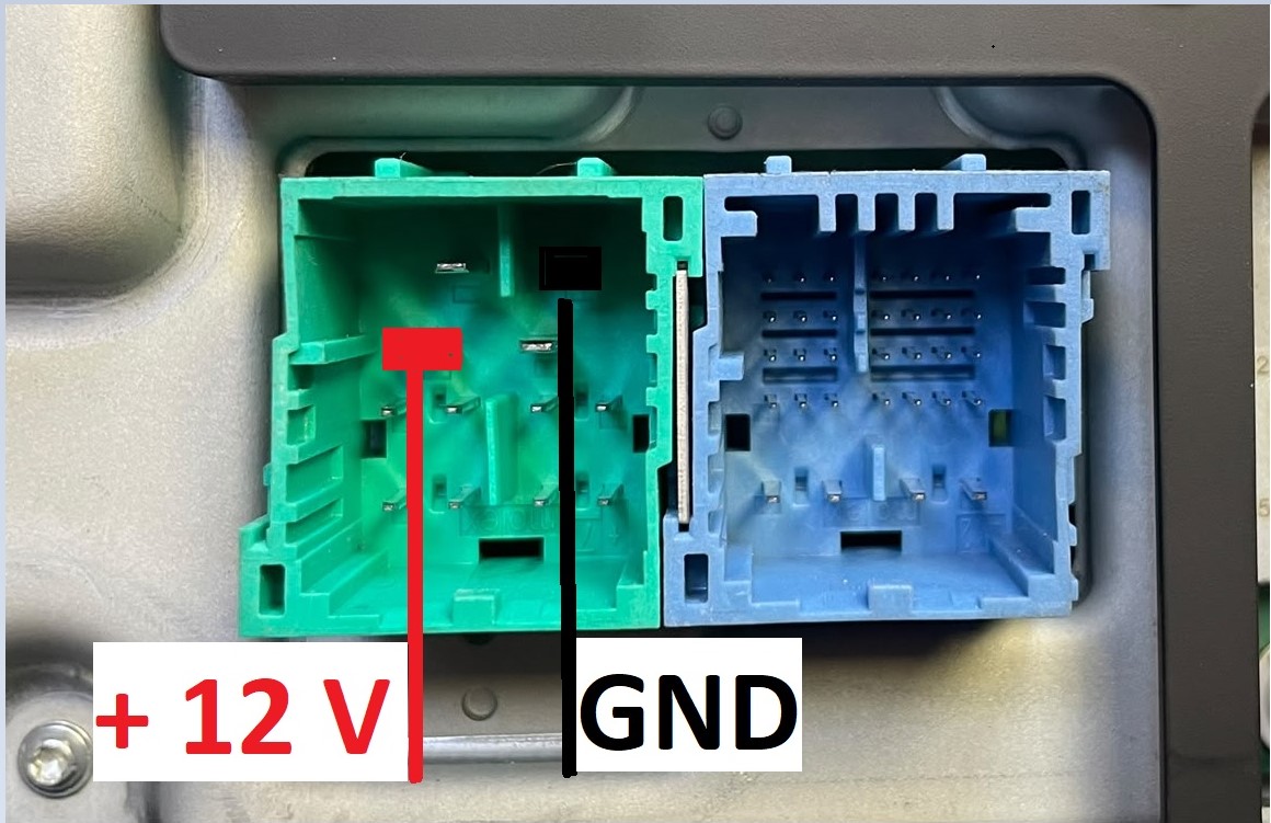 Connettore posteriore della radio con positivo 12V e massa evidenziati