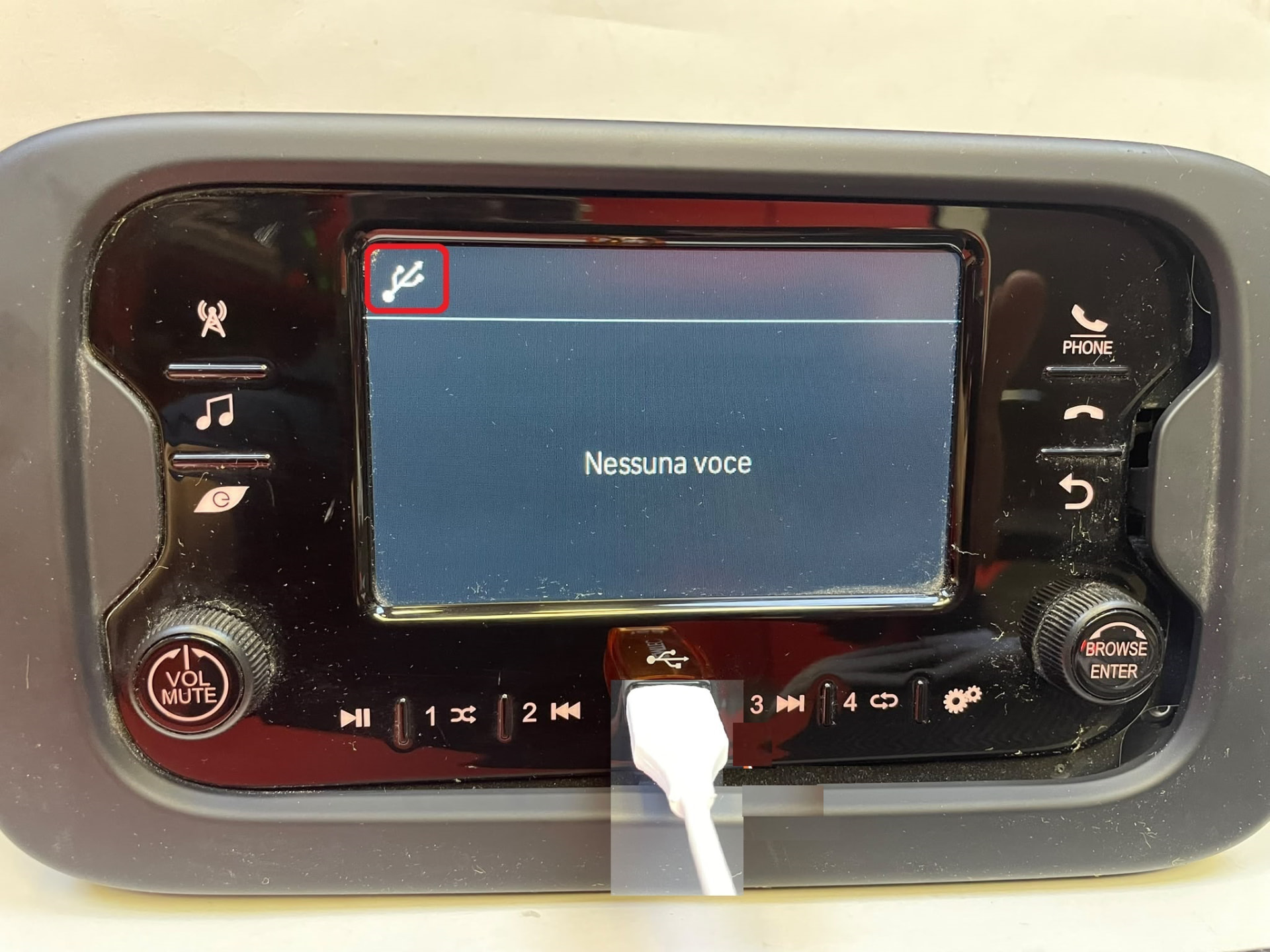 Cavo USB collegato alla porta frontale della radio Aptiv